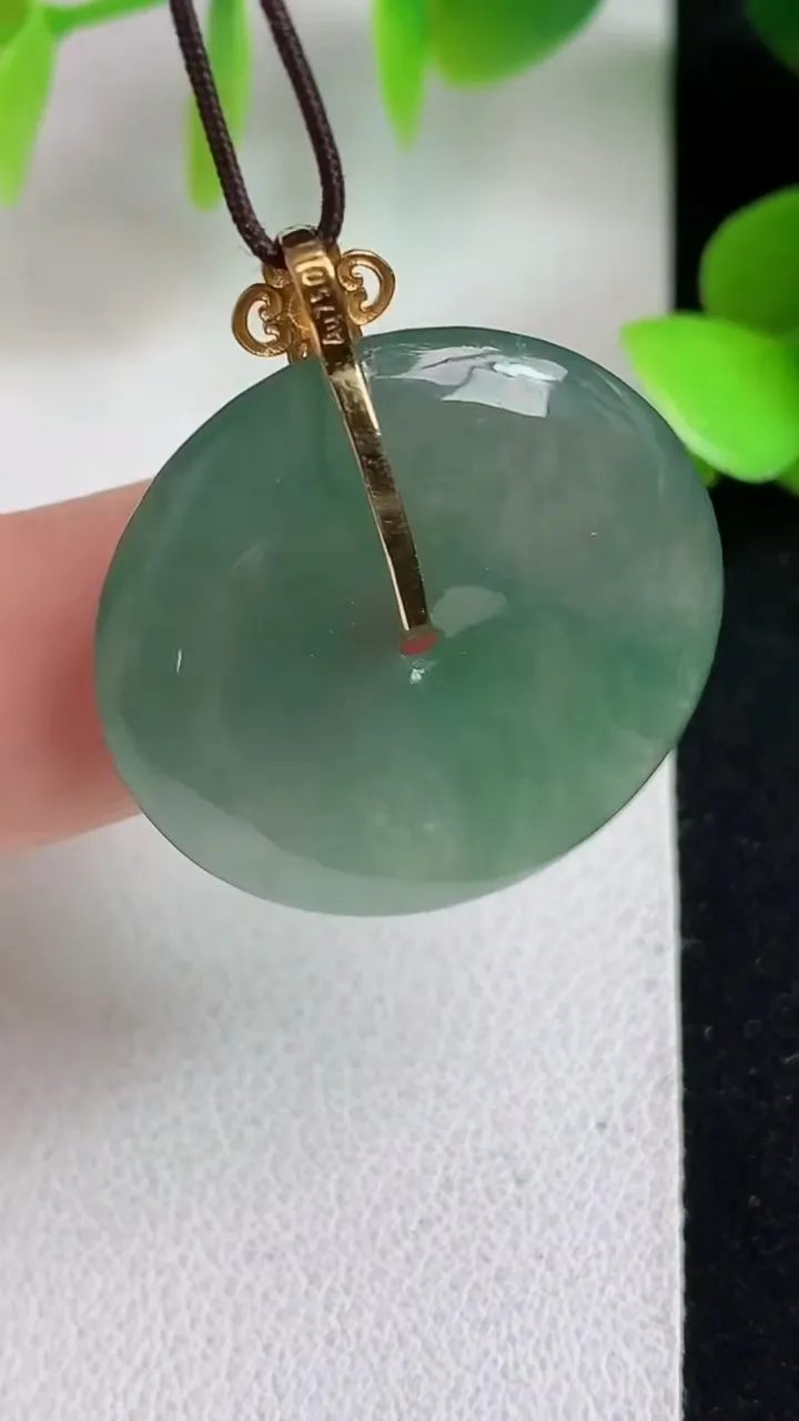 天然A货翡翠平安扣吊坠，尺寸26.4-5，重量:7.64g
5月6日