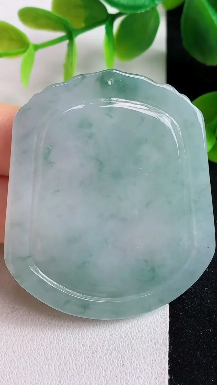 天然A货翡翠飘花生肖马牌吊坠，尺寸52.4-44.7-5.2，重量:24.72g
5月6日