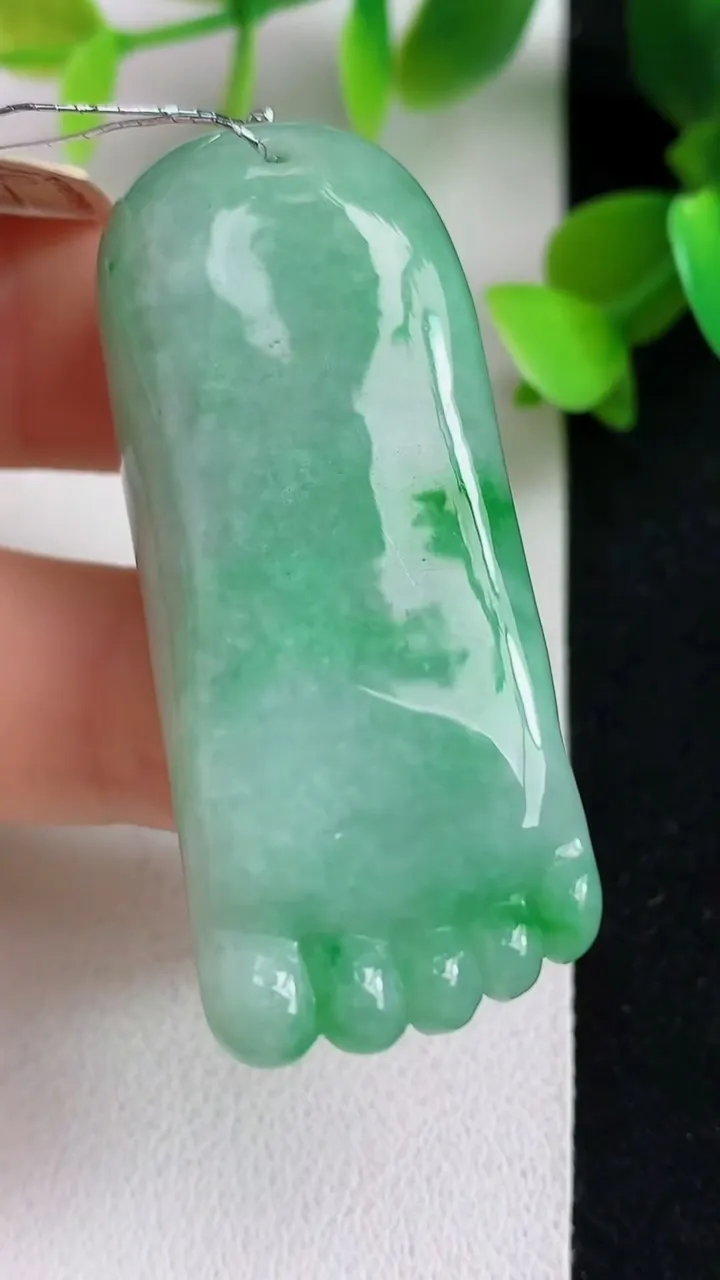 天然A货翡翠知足常乐 佛脚吊坠，尺寸48.3-19.7-21，重量:34.11g
5月6日