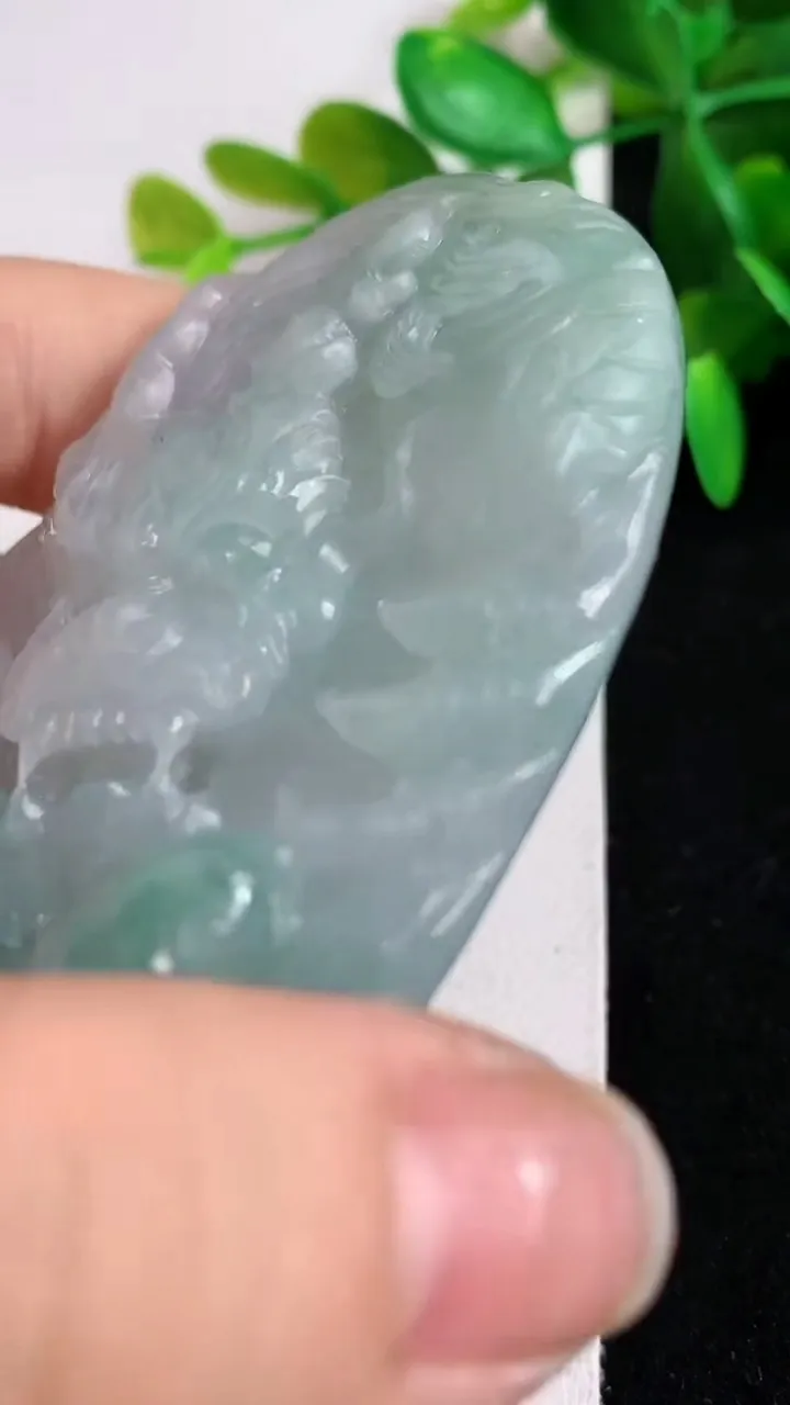 天然A货翡翠龙牌吊坠，尺寸79.5-51-13，重:90.11g
5月6日