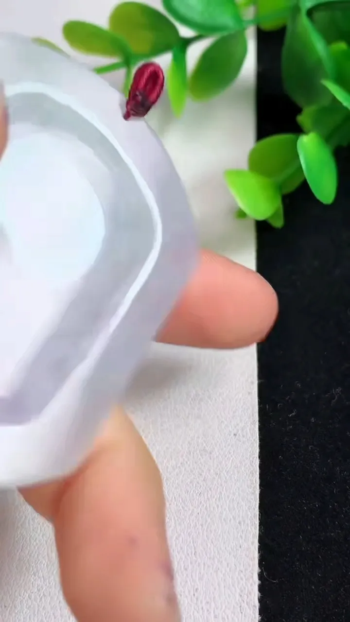 天然A货翡翠春带彩 紫罗兰生肖蛇吊坠，尺寸52.6-44.3-6，重量:26.24g
5月6日