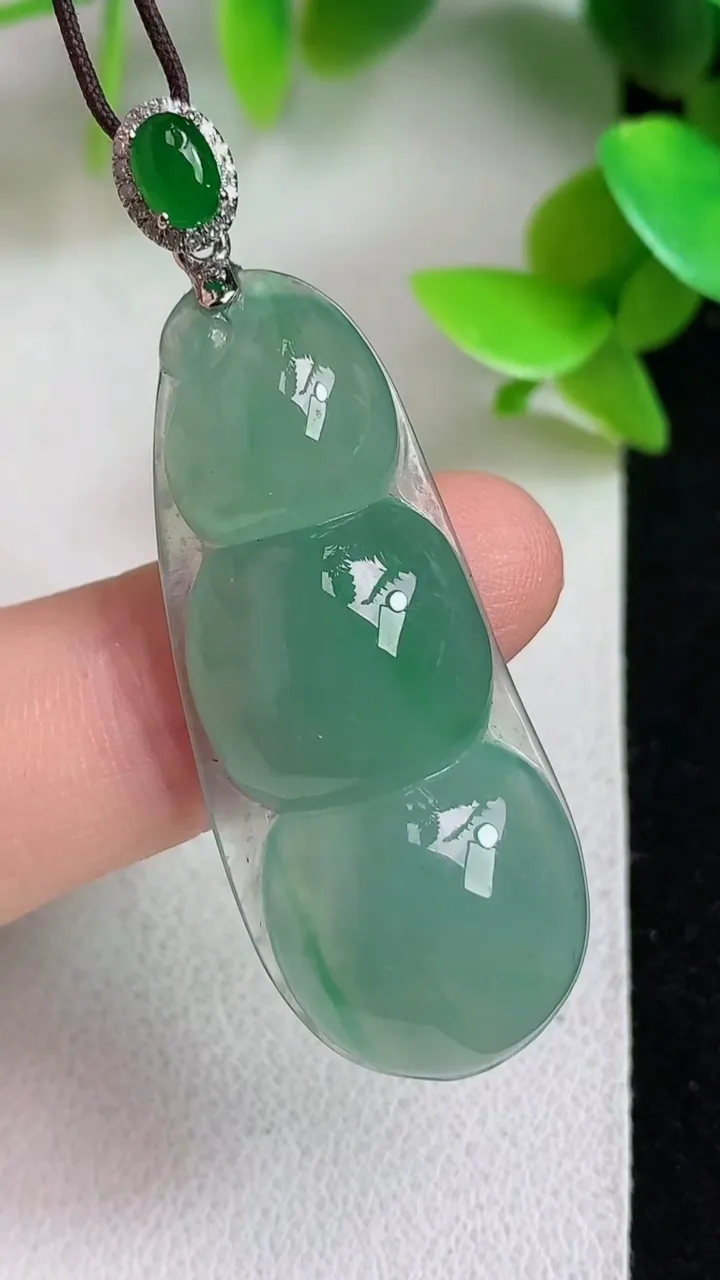 天然A货翡翠福豆吊坠，尺寸38.5-16-6.3，重量:6.66g
5月6日