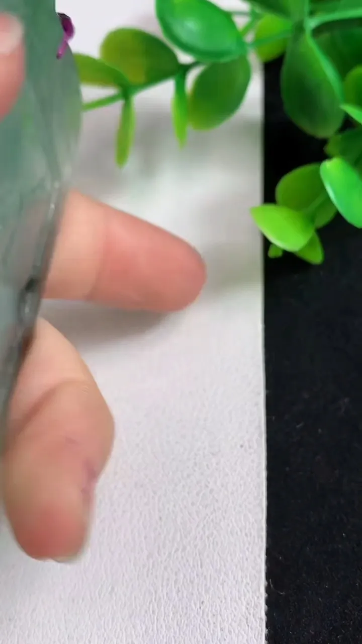天然A货翡翠一念之间吊坠，尺寸69-48-4.2，重量:33.45g
5月6日