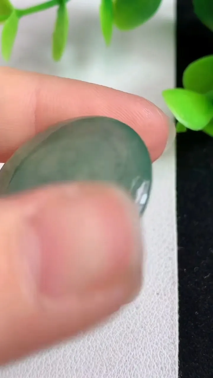 天然A货翡翠平安扣吊坠，尺寸28.2-5.2，重量:8.45g
5月6日