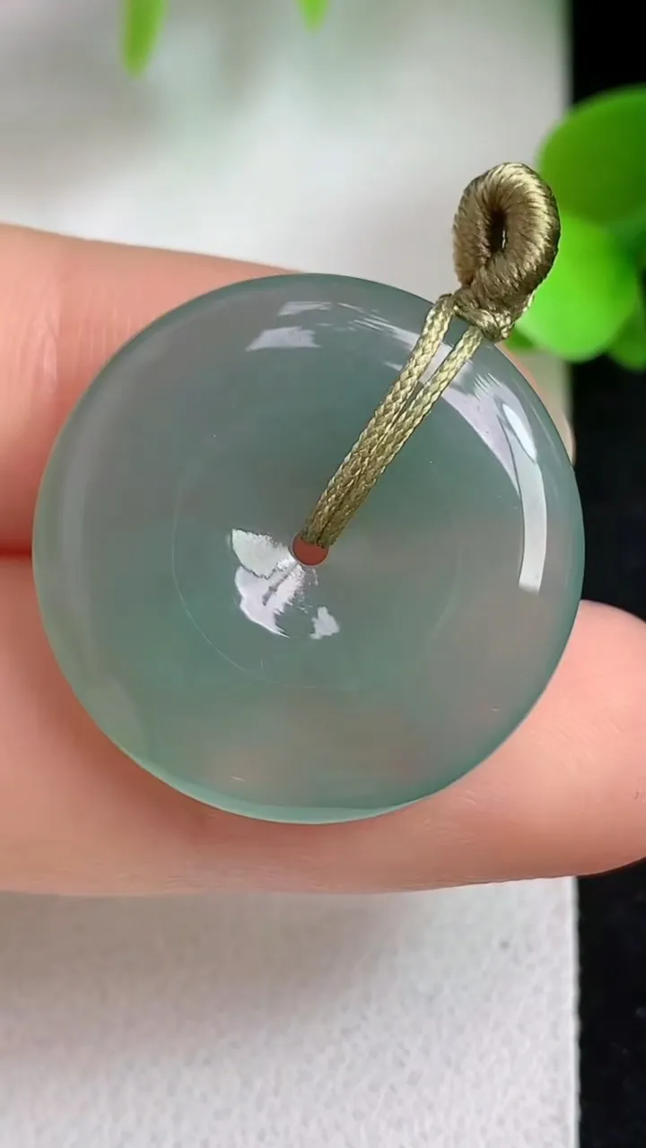 天然A货翡翠平安扣吊坠，尺寸24-4.5，重量:5.57g
5月6日