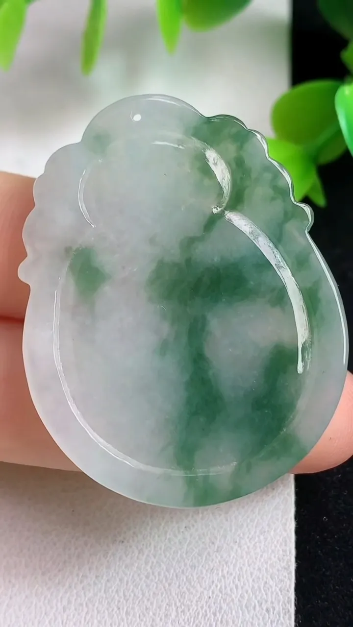 天然A货翡翠龙龟吊坠，尺寸41.8-32.5-4.6，重量:10.70g
5月6日