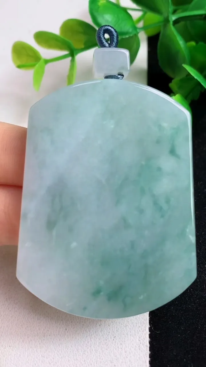 天然A货翡翠飘花无事牌吊坠，尺寸55.4-42.3-6.6，重量:45.82g
5月6日