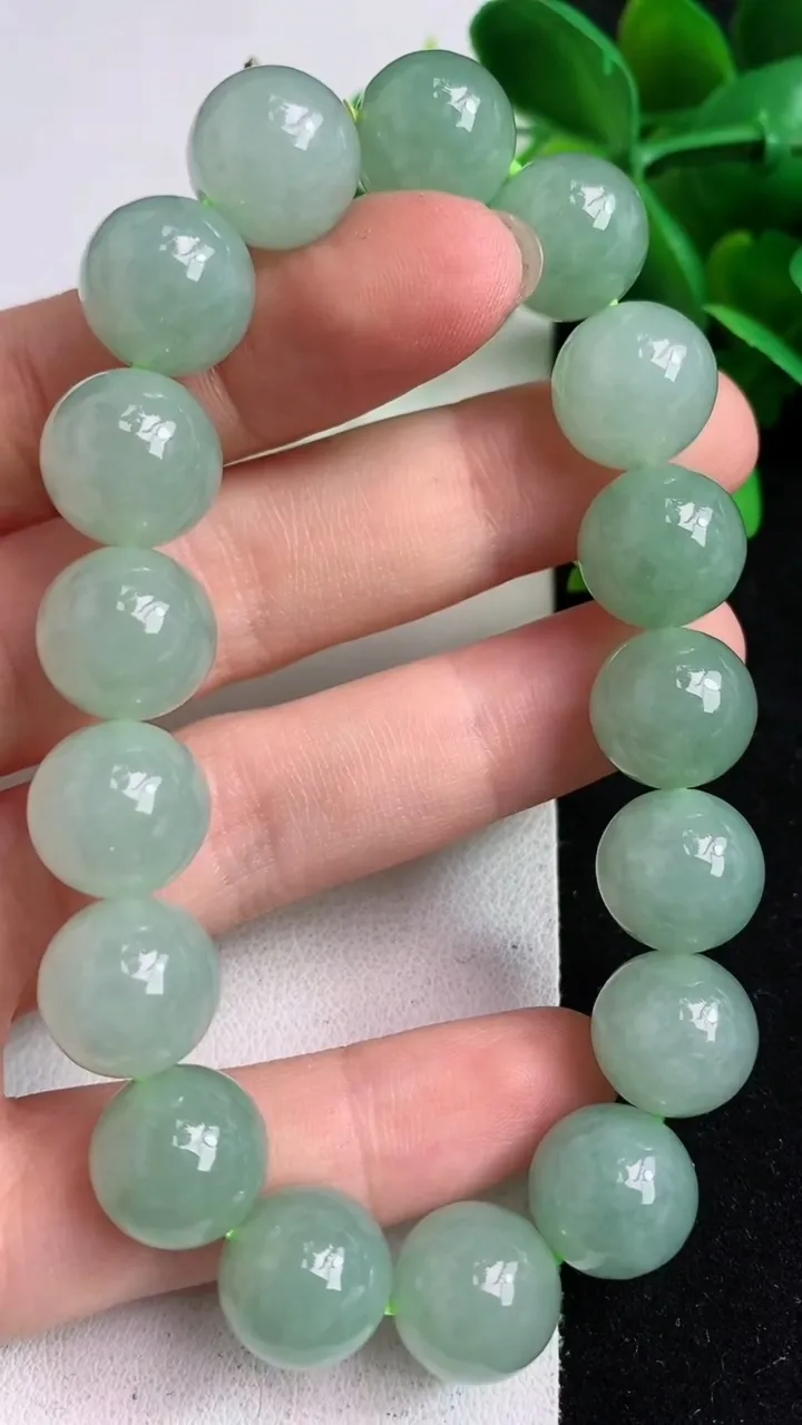 天然A货翡翠圆珠手串17颗，尺寸12，重量:50.48g5月6日
工厂直销收藏佳品,种好水足，色泽均匀，有种有色，上手高大气！