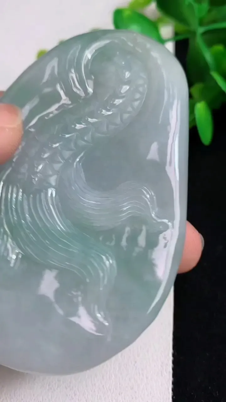 天然A货翡翠龙牌吊坠，尺寸79.5-51-13，重:90.11g
5月6日