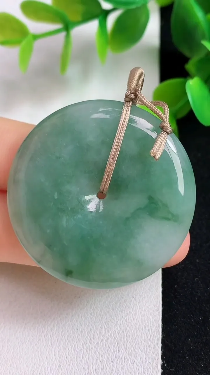 天然A货翡翠平安扣吊坠，尺寸39-6，重量:18.85g
5月6日