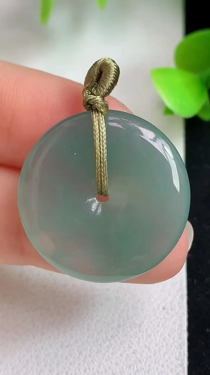 天然A货翡翠平安扣吊坠，尺寸24-4.5，重量:5.57g
5月6日
