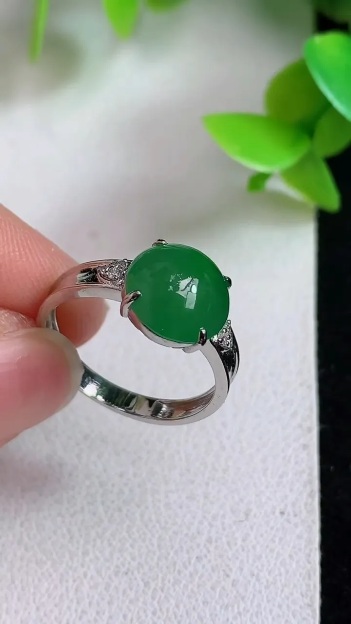 天然A货翡翠蛋面戒指，尺寸17-9.7，重量:3.30g2025年5月6日
工厂直销收藏佳品,种好水足，色泽均匀，有种有色，上手高大气！