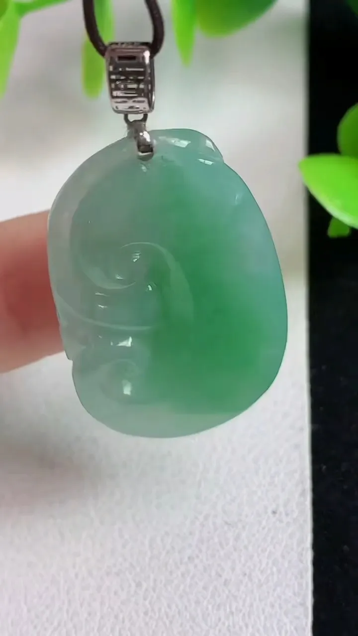 天然A货翡翠如意吊坠，尺寸32.7-20-6.2，重量:8.36g
5月6日