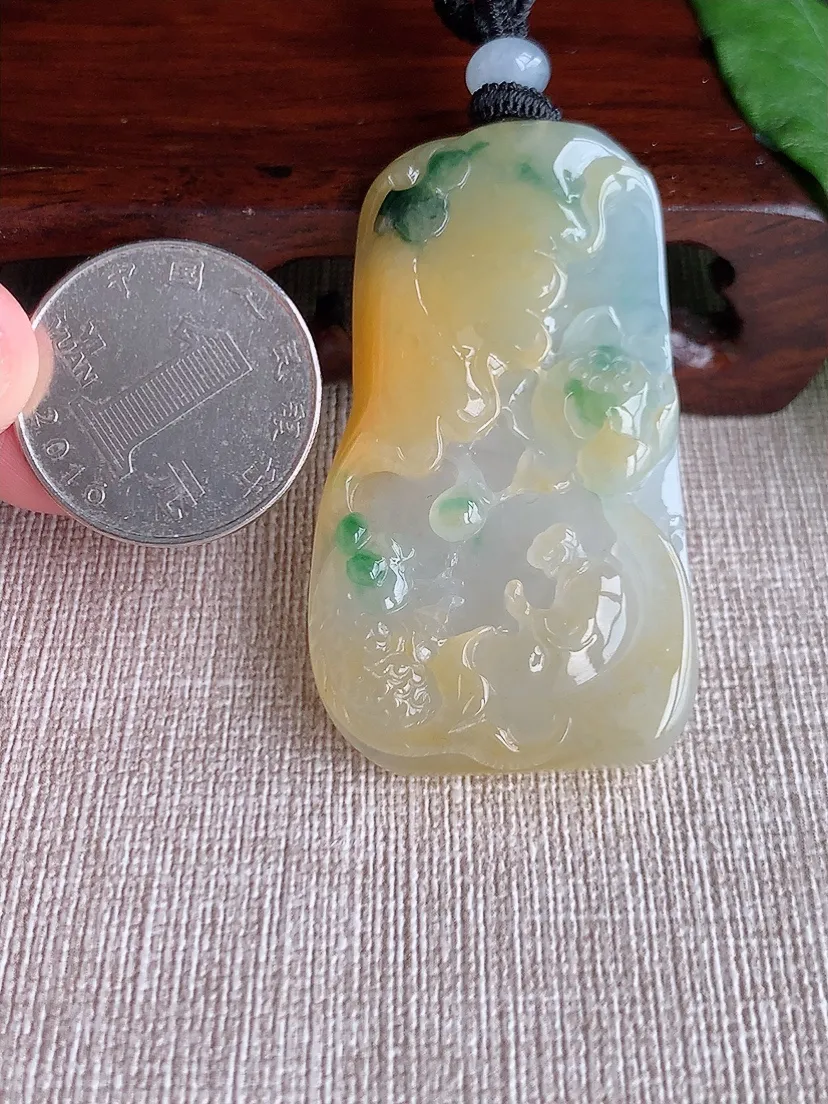 天然A货翡翠飘黄翡飘花连年有余吊坠尺寸52.5×30.3×6.8m量28.13g 0504