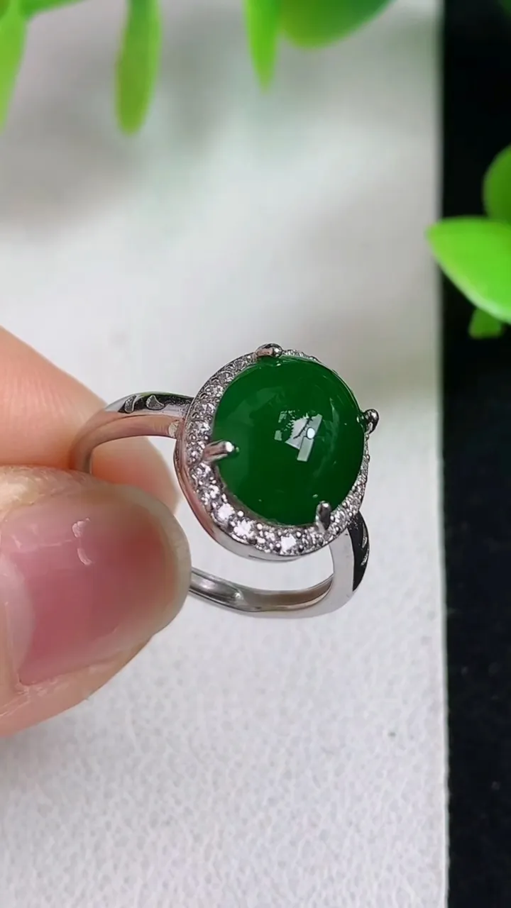 天然A货翡翠蛋面戒指，尺寸10.7-8.3，重量:2.63g2025年5月6日
工厂直销收藏佳品,种
