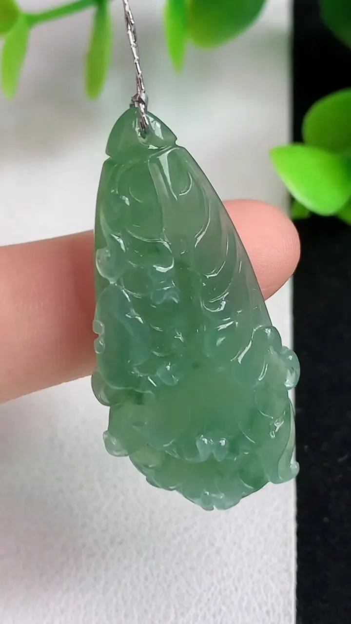 天然A货翡翠白菜吊坠，尺寸38.7-19.4-7，重量:6.54g
5月6日