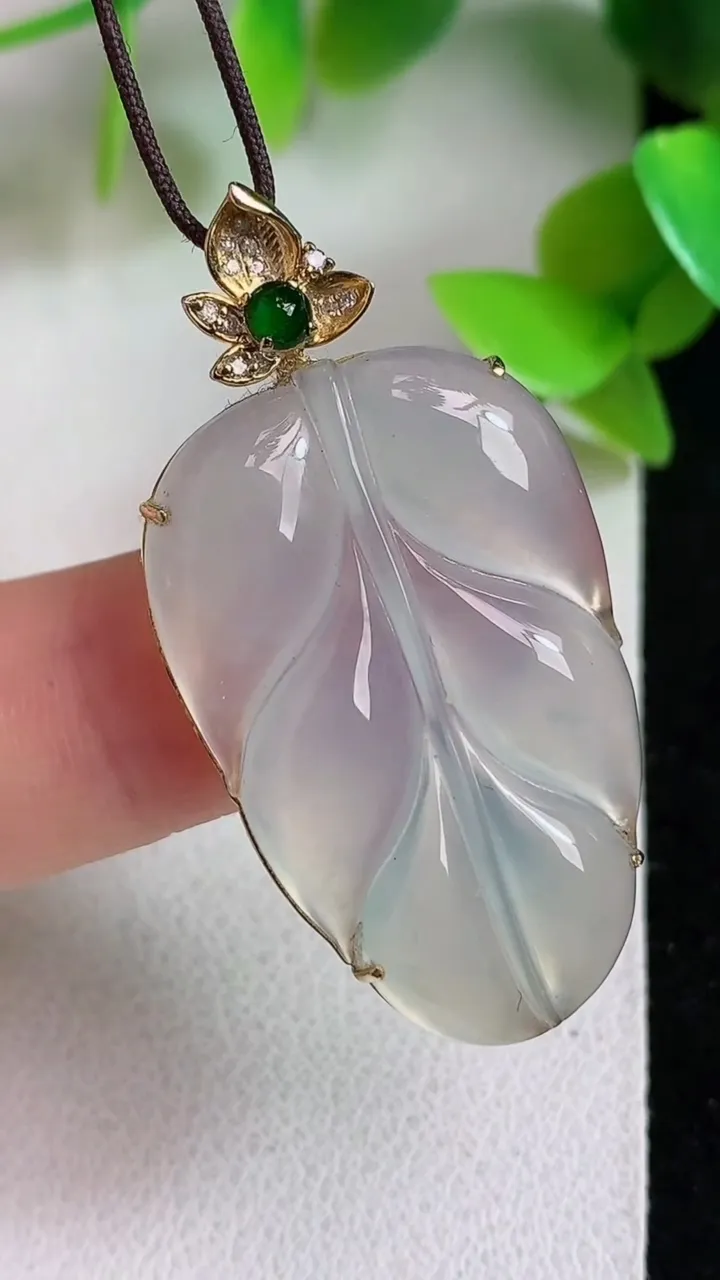天然A货翡翠白冰金枝玉叶 叶子吊坠，尺寸31.7-20.2-6.3，重量:5.48g
5月6日