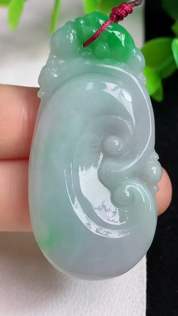 天然A货翡翠如意吊坠，尺寸53-26.2-6.3，重量:15.10g
5月6日
