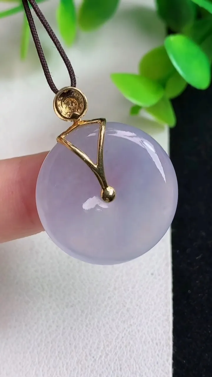 天然A货翡翠紫罗兰平安扣吊坠，尺寸22.8-4.8，重量:6.10g
5月6日