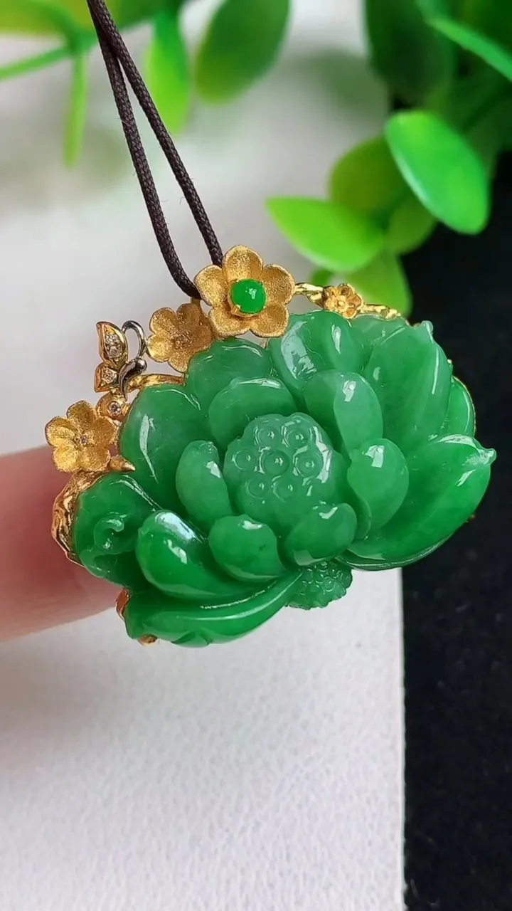 天然A货翡翠和和美美 荷花吊坠，尺寸20-31-11，重量:9.90g
5月6日