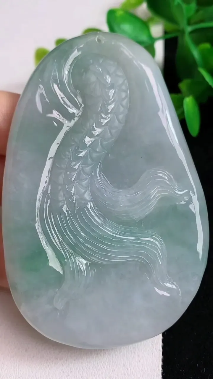 天然A货翡翠龙牌吊坠，尺寸79.5-51-13，重:90.11g
5月6日