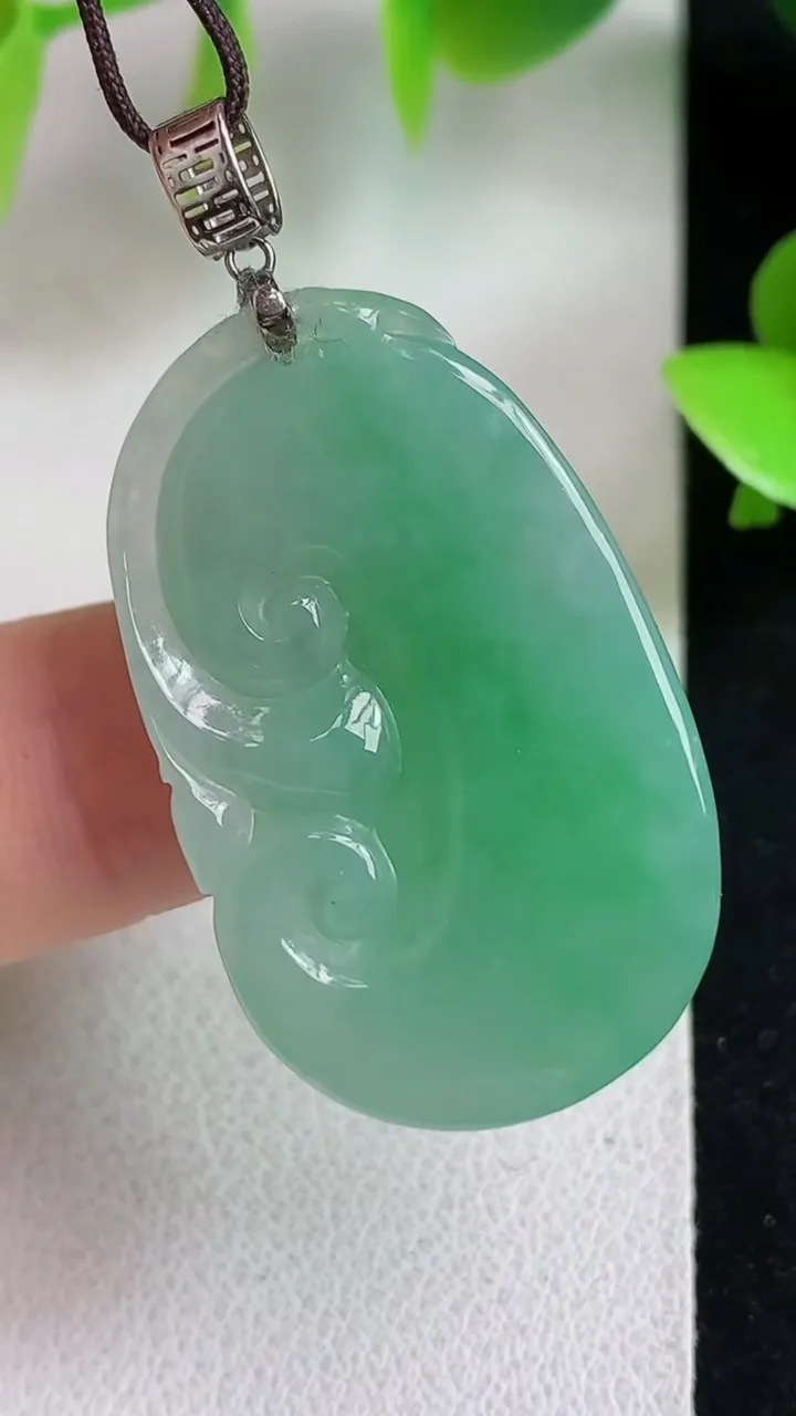 天然A货翡翠如意吊坠，尺寸32.7-20-6.2，重量:8.36g
5月6日