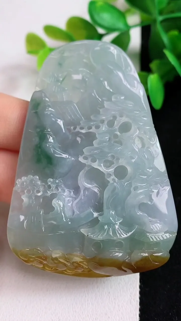 天然A货翡翠双彩山水牌吊坠，尺寸67.3-46.5-10，重:43.25g
5月6日