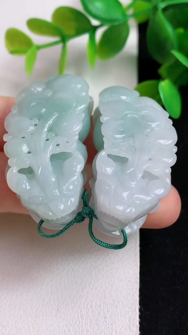 天然A货翡翠貔貅吊坠一对，尺寸42-19.5-12.3，重量:44.73g
5月6日