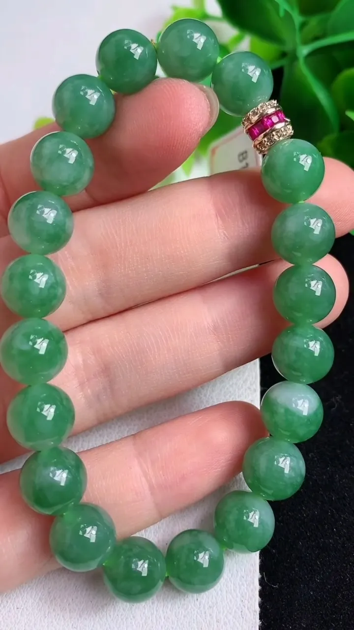 天然A货翡翠圆珠手串20颗，尺寸8.6，重量:25.51g5月6日
工厂直销收藏佳品,种好水足，色泽均匀，有种有色，上手高大气！