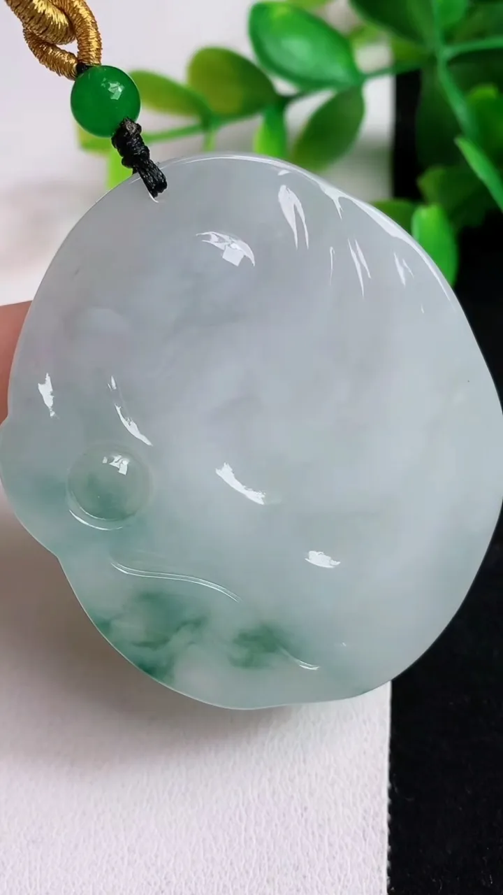 天然A货翡翠飘花龙牌吊坠，尺寸56-48-6.2，重:31.13g
5月6日