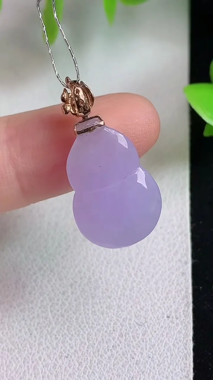 天然A货翡翠k金紫罗兰葫芦吊坠，尺寸18.3-12.5-7，重量:2.80g
5月6日