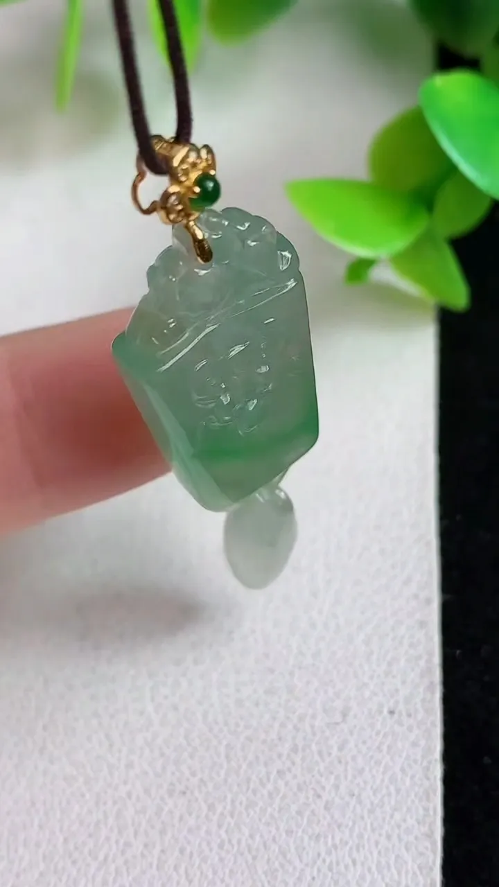 天然A货翡翠仿古牌吊坠，尺寸38.4-11.8-5.4，重量:4.50g
5月6日