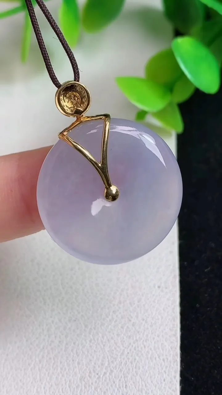 天然A货翡翠紫罗兰平安扣吊坠，尺寸22.8-4.8，重量:6.10g
5月6日