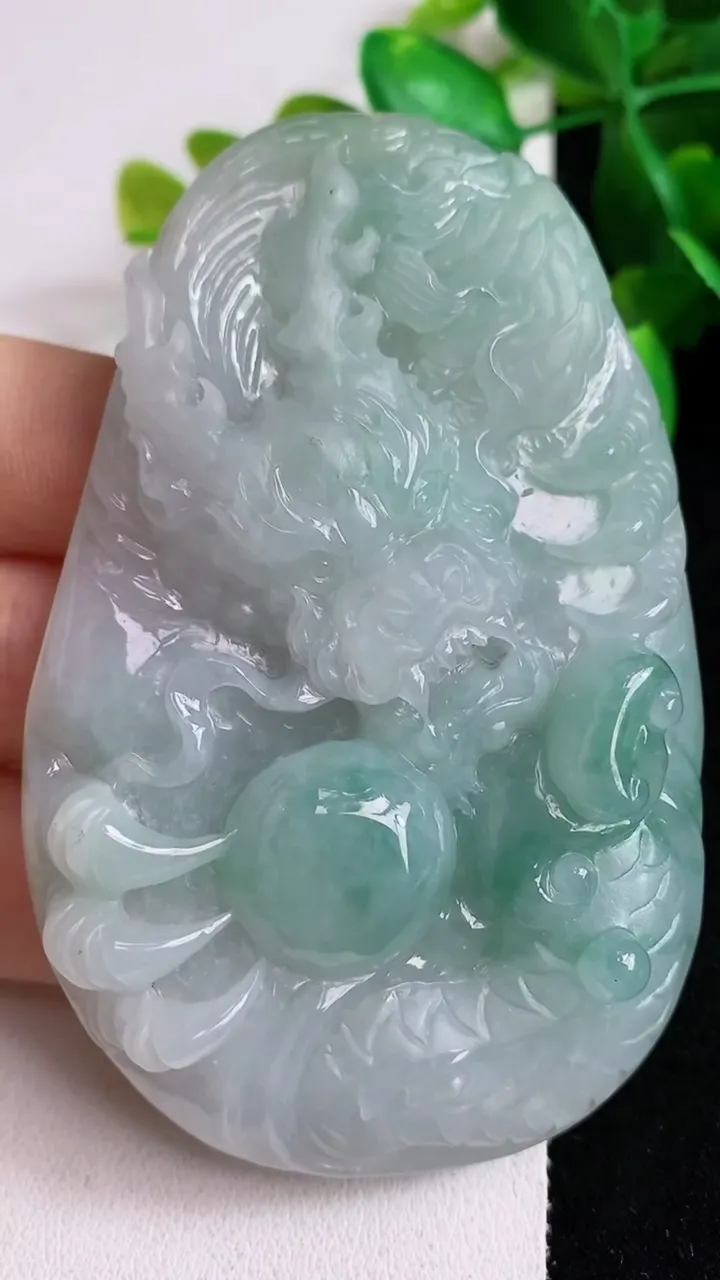 天然A货翡翠龙牌吊坠，尺寸79.5-51-13，重:90.11g
5月6日