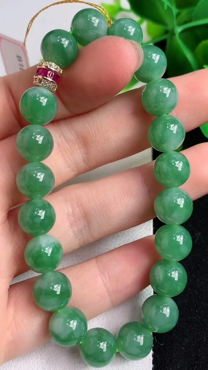 天然A货翡翠圆珠手串20颗，尺寸8.6，重量:25.51g5月6日
工厂直销收藏佳品,种好水足，色泽均匀，有种有色，上手高大气！