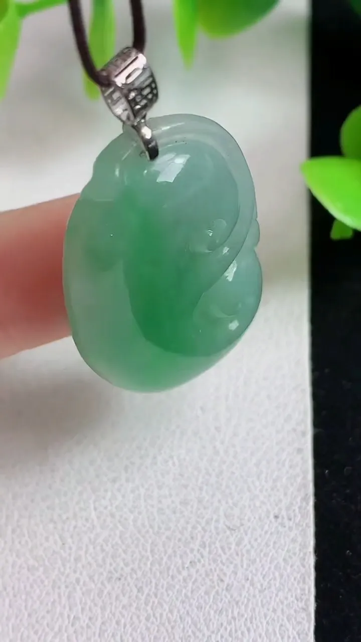 天然A货翡翠如意吊坠，尺寸32.7-20-6.2，重量:8.36g
5月6日