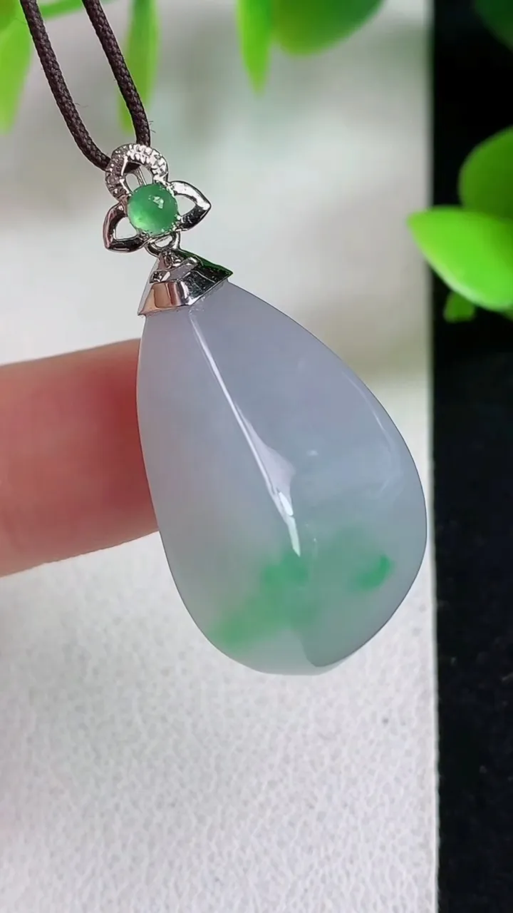 天然A货翡翠随形吊坠，尺寸25.5-16-12.4，重量:6.84g
5月6日