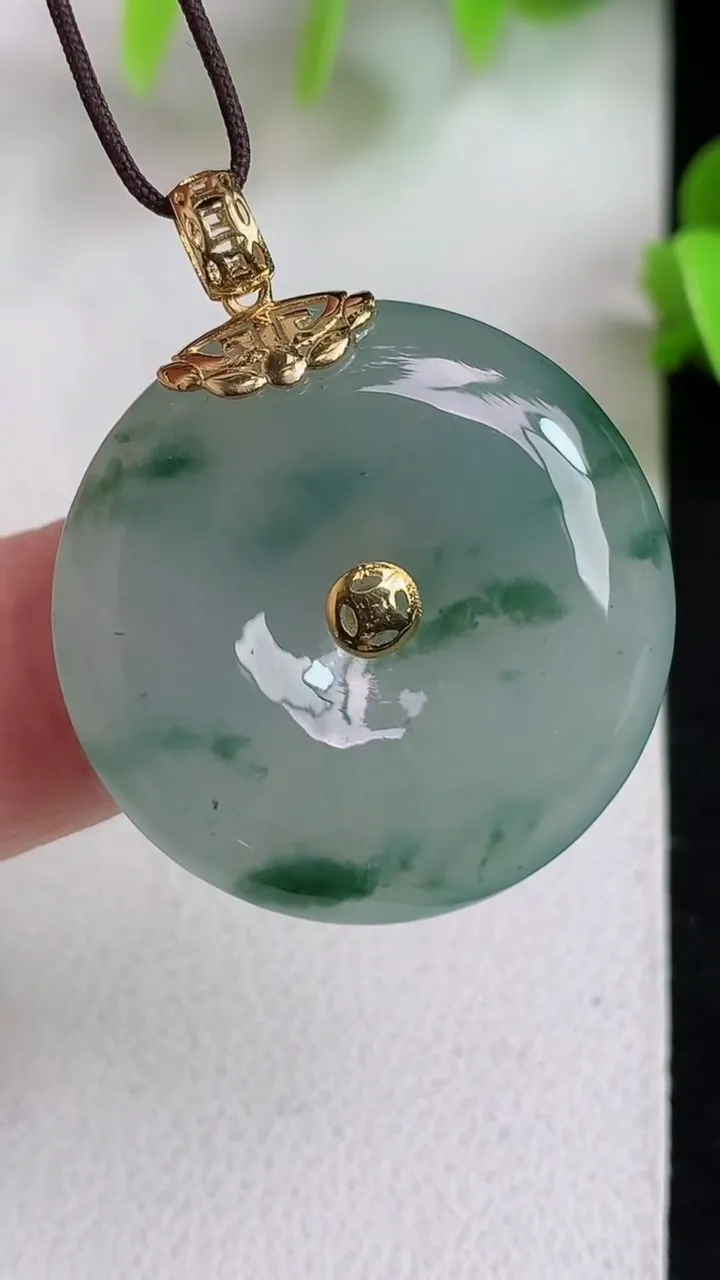 天然A货翡翠飘花平安扣吊坠，尺寸32-25.8-5.8，重:8.20g
5月6日