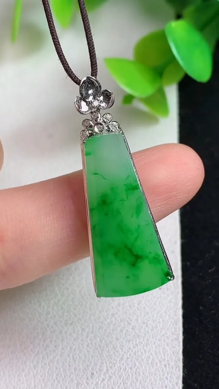 天然A货翡翠无事牌吊坠，尺寸32.5-12.2-5.4，裸石24.2-10.8，重量:2.55g
5月6日