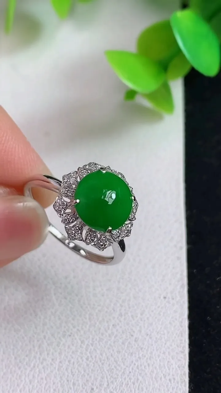 天然A货翡翠蛋面戒指，尺寸17-8.5，重量:2.00g2025年5月6日
工厂直销收藏佳品,种好水足，色泽均匀，有种有色，上手高大气！