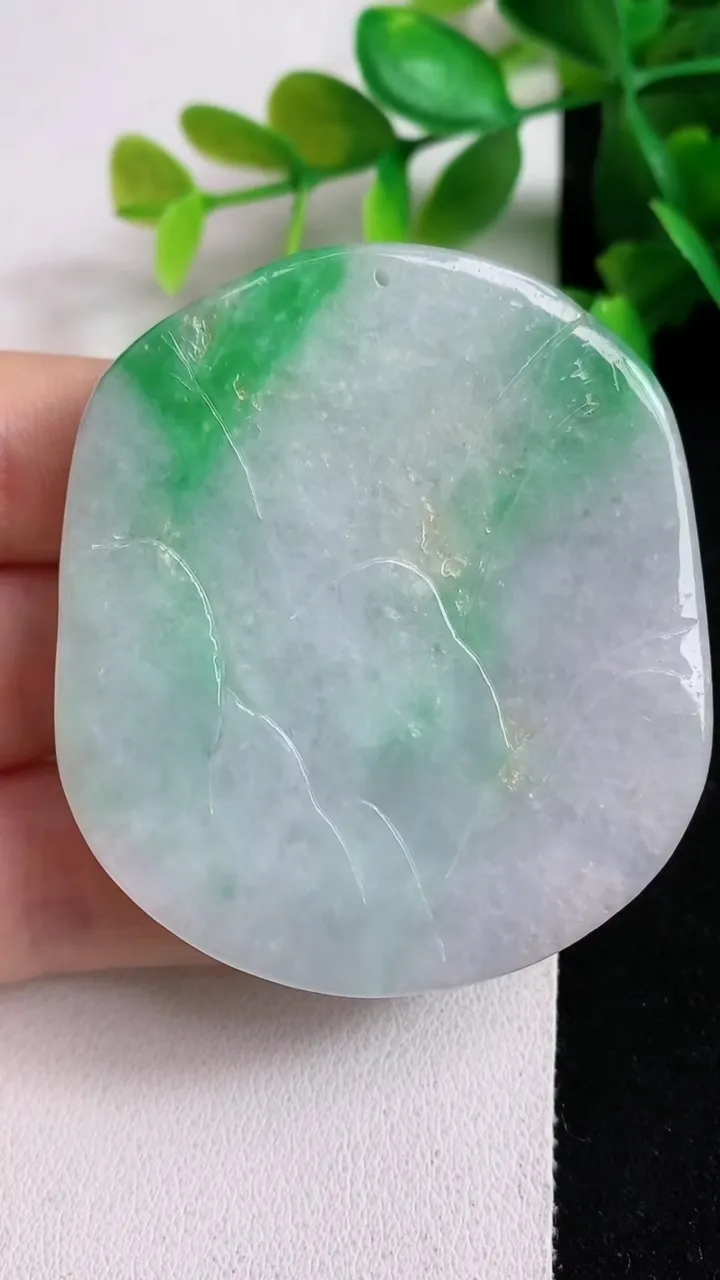天然A货翡翠山水牌吊坠，尺寸53.5-47-13，重:66.00g
5月6日