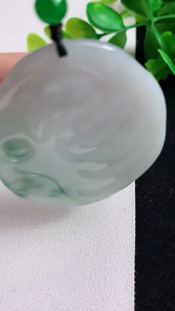 天然A货翡翠飘花龙牌吊坠，尺寸56-48-6.2，重:31.13g
5月6日