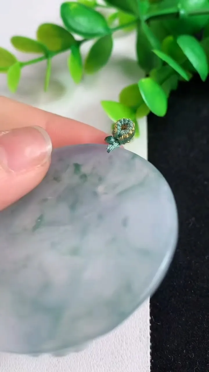 天然A货翡翠飘花文殊菩萨吊坠，尺寸51.5-5.6，重量:31.15g
5月6日