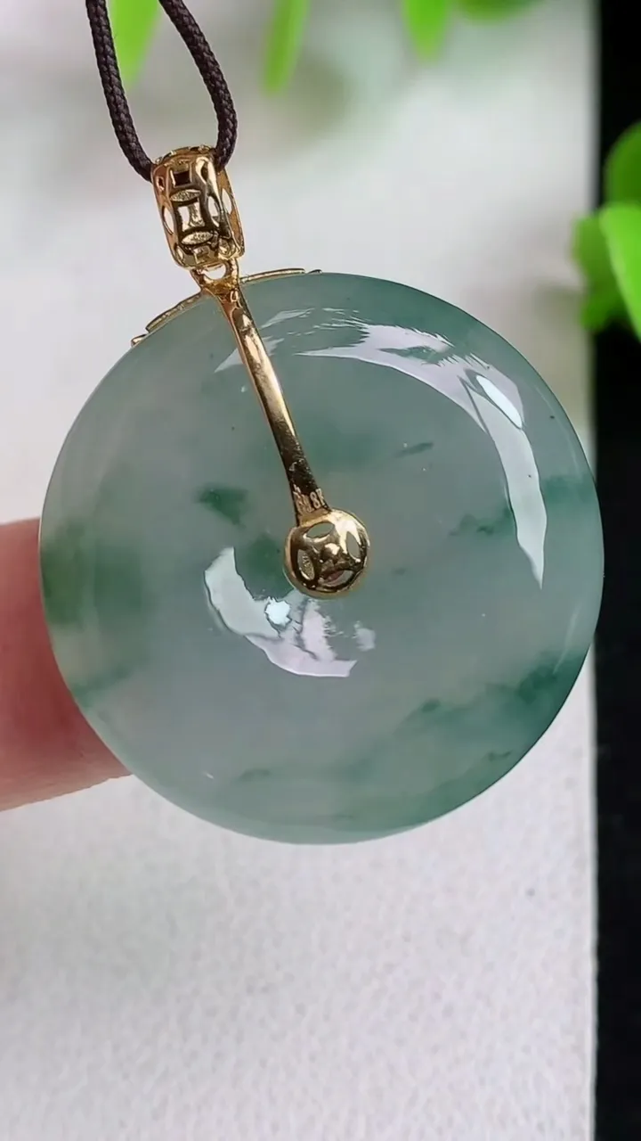 天然A货翡翠飘花平安扣吊坠，尺寸32-25.8-5.8，重:8.20g
5月6日