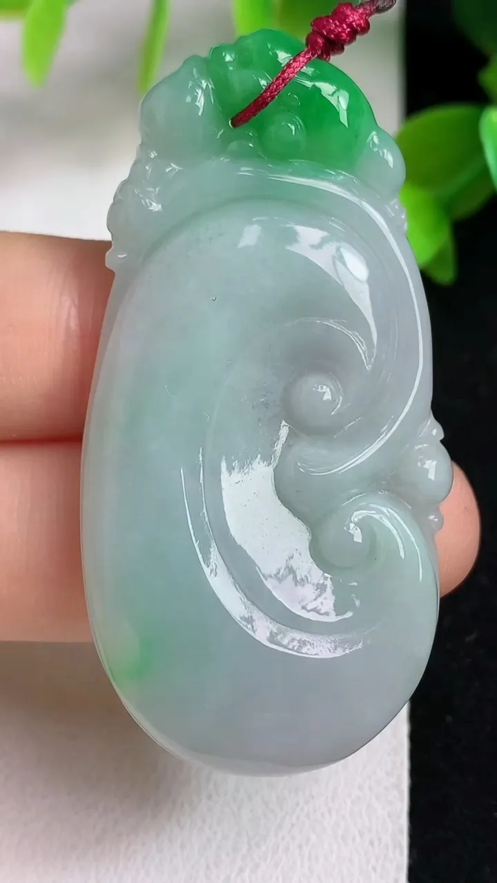 天然A货翡翠如意吊坠，尺寸53-26.2-6.3，重量:15.10g
5月6日