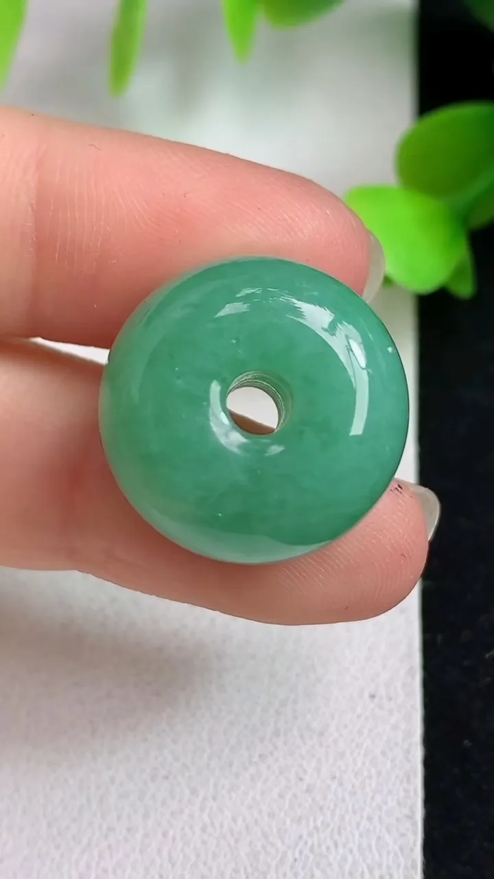 天然A货翡翠路路通吊坠，尺寸19.3-13.2，重量:10.20g
5月6日