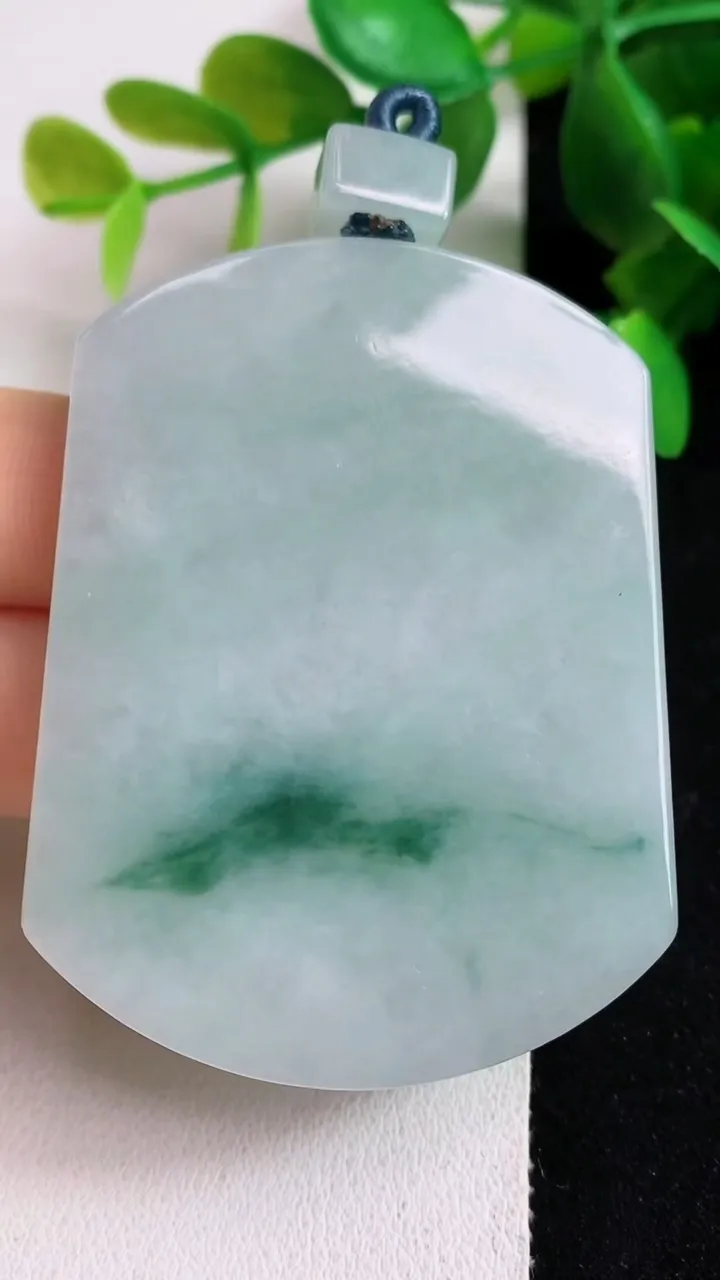 天然A货翡翠飘花无事牌吊坠，尺寸55.7-43-5.7，重量:41.04g
5月6日