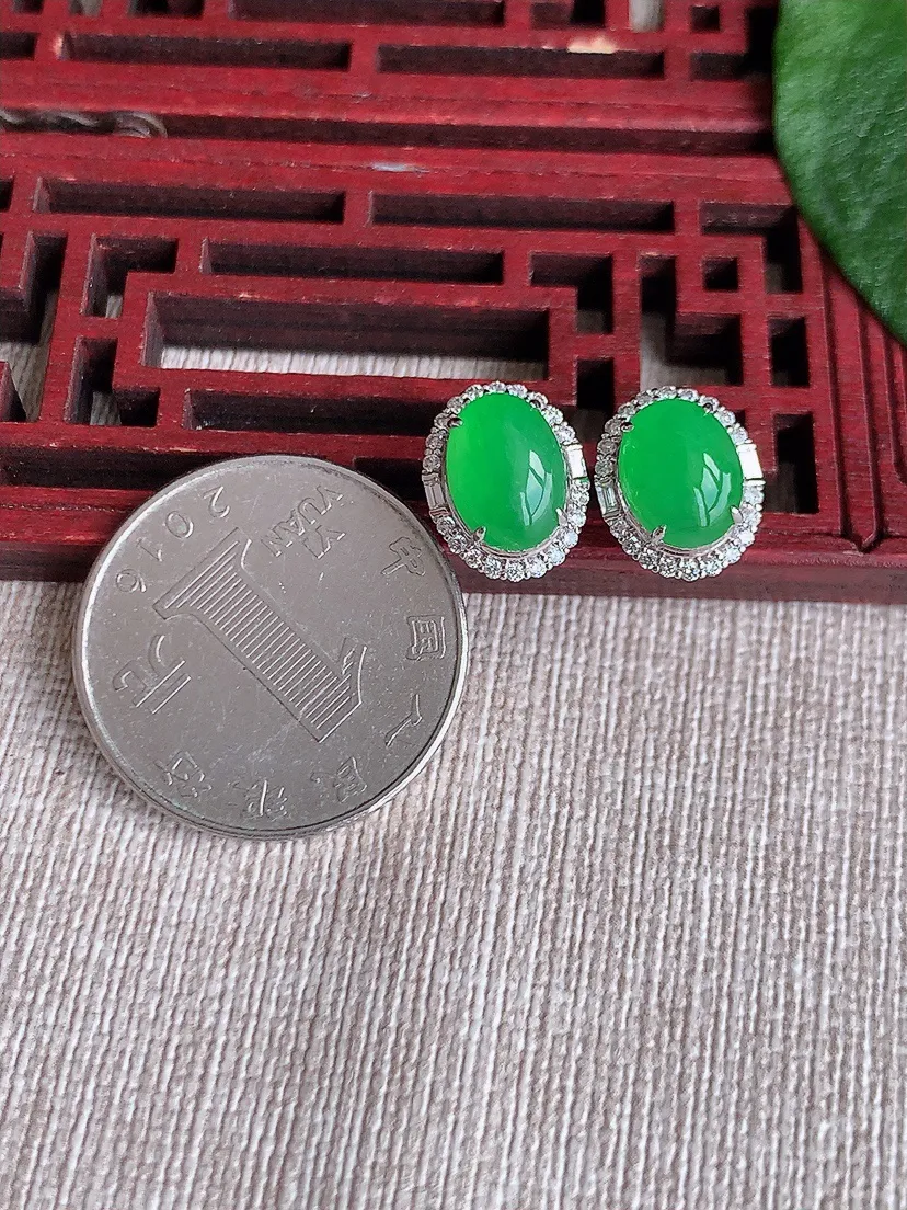 天然A货翡翠18K金伴钻镶嵌甜绿蛋面耳钉尺寸9.6×7mm 重量3.06g 0504