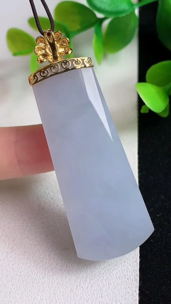 天然A货翡翠k金紫罗兰无事牌吊坠，尺寸49.5-20.2-9，重量:18.65g
5月6日