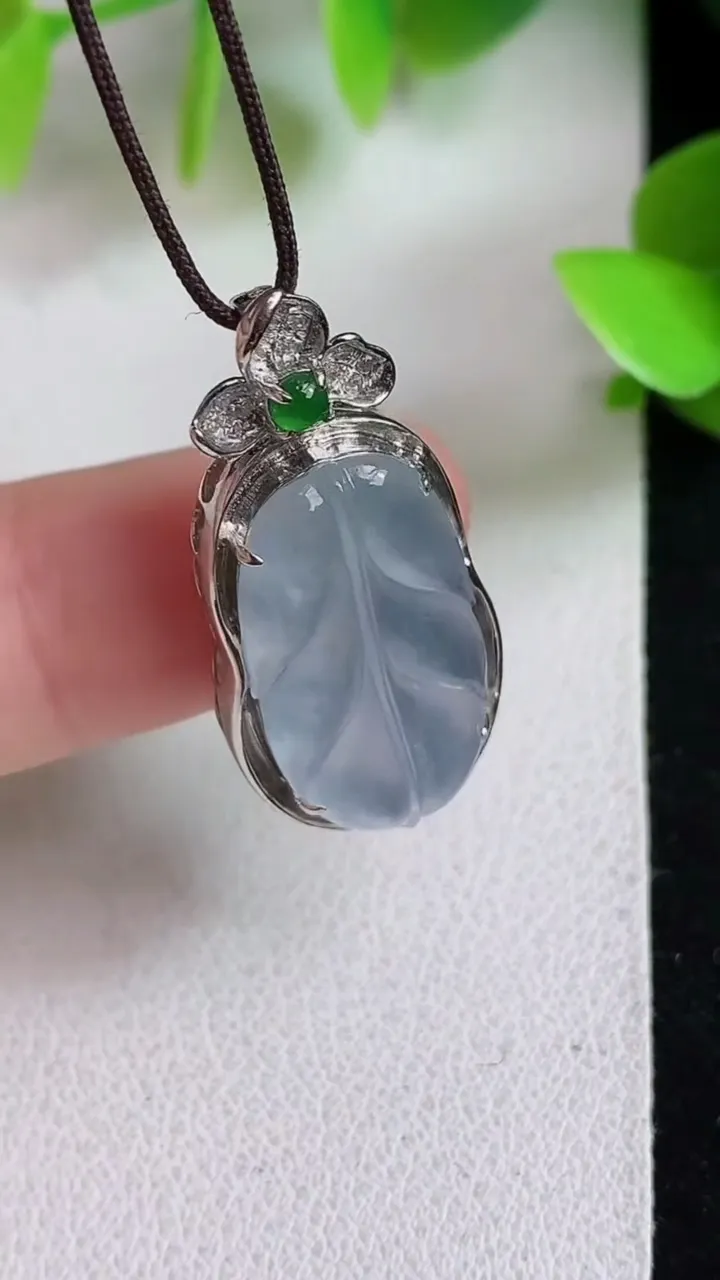 天然A货翡翠白冰金枝玉叶 叶子吊坠，尺寸30.6-14.2-6.4，裸石21.2-11，重量:3.25g
5月6日
